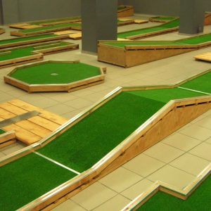 **Standard  Minigolf bane treramme  inkl. kunstgress , 9 – 12 -18 hulls – (Fairways 5-15m lengde)